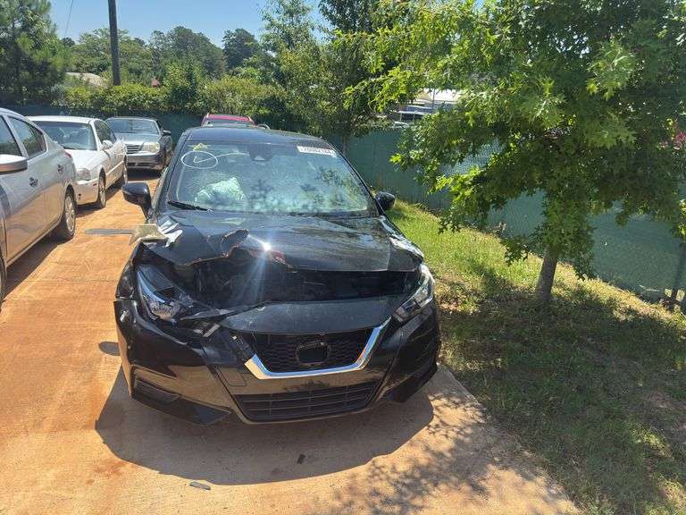 21 Nissan Versa