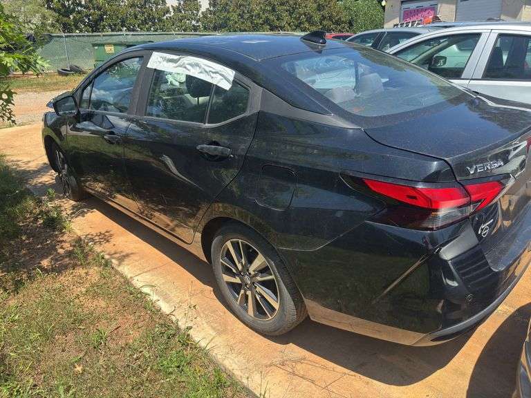 21 Nissan Versa