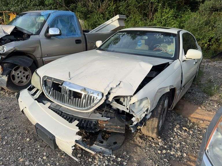 . 2007  LINCOLN  TOWN CAR  1LNHM82W77Y639426