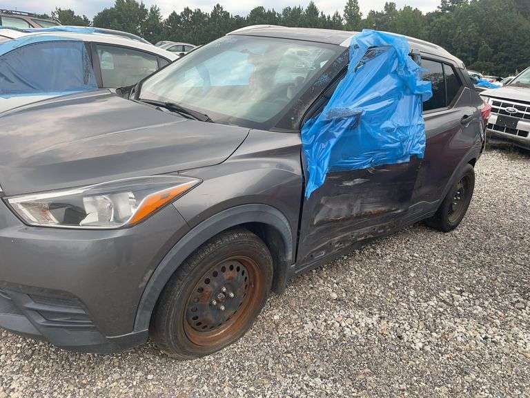 . 2019  NISSAN  KICKS  3N1CP5CU3KL540679