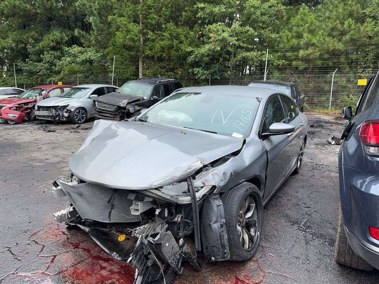 . 2015  Chrysler  200  1C3CCCBB9FN614081
