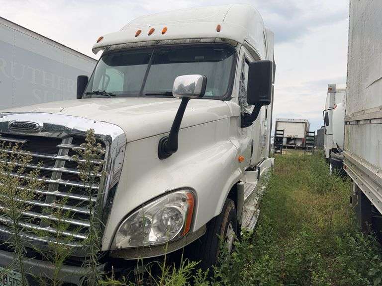 . 2014  FREIGHTLINER  CASCADIA  3AKJGLD55FSGH2386