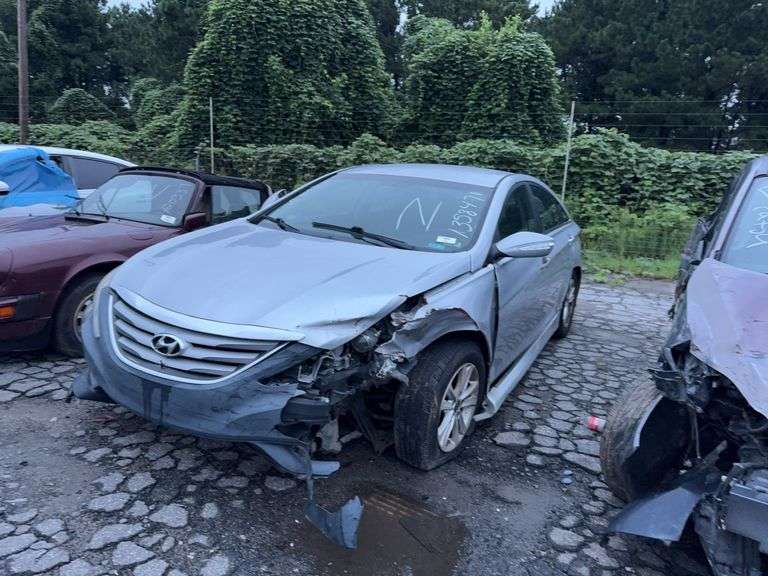 . 2014  Hyundai  Sonata  5NPEB4AC7EH821848