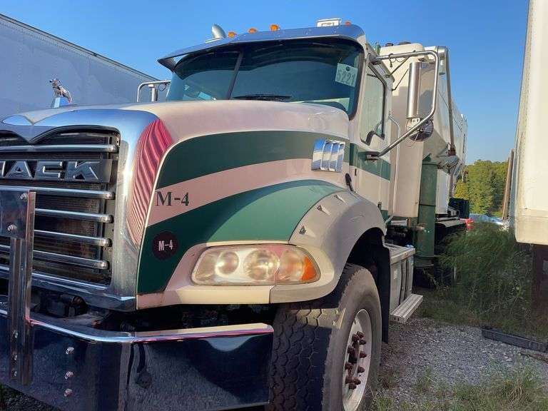 . 2016  MACK  TRACTOR  1M2AX18C7GM034973